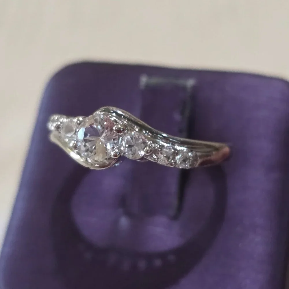 Vintage Round Solitaire Swirl Graduated Side Stones Sterling Silver Ring 8.75